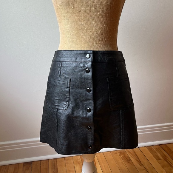 Pleather mini skirt with snap buttons and pockets - Picture 2 of 6